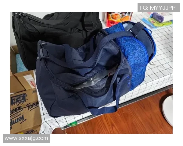 足球明星们的时尚选择揭秘他们最爱的包包品牌与款式 足球明星们的时尚选择揭秘他们最爱的包包品牌与款式